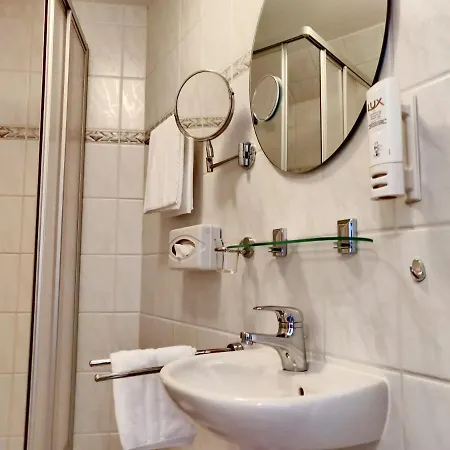 호텔 Neue Hoehe Klingenberg